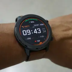 Smartwatch z brązowym paskiem pokazuje 09:43. Dowiedz się, jak ustawić język polski w smartwatch, by wszystko było jasne.