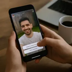 Chcesz wiedzieć, jak napisać do kogoś na IG? Na ekranie telefonu widzisz profil znajomego i opcje "Dodaj do swojej relacji" lub "Wyślij wiadomość".