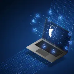 Laptop z ikonami symbolizującymi bezpieczeństwo cyfrowe i ochronę przed antimalware.
