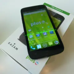 Smartfon Kazam 5 z zielonym ekranem, na którym widać ikonę "Czasoumilacz Plus".