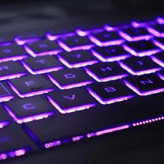 Klawiatura Lenovo z fioletowym podświetleniem. Dowiedz się, jak włączyć podświetlaną klawiaturę Lenovo, aby grać lub pracować w ciemności.