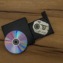 Zewnętrzny napęd CD i płyta czekają, byś dowiedział się, jak odtworzyć płytę CD na laptopie.