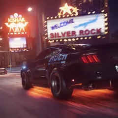 Czarny Ford Mustang z napisem "STUCK FOUNDATIONS" pędzi nocą przez miasto, zostawiając za sobą ogniste ślady. Czy Twój sprzęt sprosta wymaganiom NFS Payback?