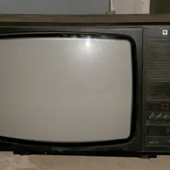 Stare telewizory, jak ten z logo "R", to kawał historii. Pamiętasz nazwy takich modeli?