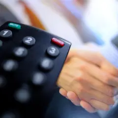 Pilot do telewizora Samsung. Jak wyłączyć lektora dla niewidomych w telewizorze Samsung? Zobacz przycisk MUTE.