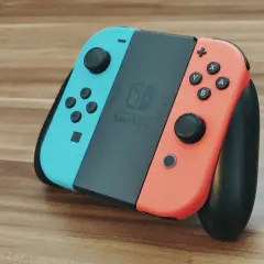 Joy-Cony do Nintendo Switch, niebieski i czerwony, leżą obok siebie. Dowiedz się, jak podłączyć pada do Nintendo Switch.