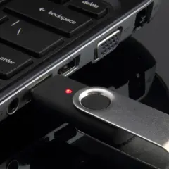 Podłącz pendrive do laptopa, aby zgrać ważne pliki. Czerwona dioda sygnalizuje gotowość.