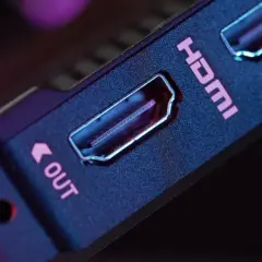 Zbliżenie na porty HDMI. Zastanawiasz się, jak wyłączyć HDCP NC+? Ten obraz pokazuje wejścia i wyjścia HDMI.