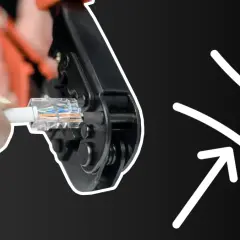 Zakończenie kabla sieciowego RJ45 za pomocą zaciskarki. Widać żyły kabla i wtyk. Strzałki wskazują na proces.