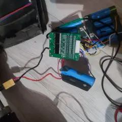 Zestaw ogniw tworzy baterię do deskorolki elektrycznej, podłączoną do płytki BMS.