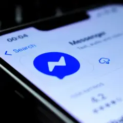 Ekran telefonu z ikoną Messengera. Dowiedz się, jak założyć Messengera i zacząć rozmawiać ze znajomymi.