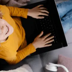 Jakie laptopy dla 4 klasistów są najlepsze do nauki i zabawy?