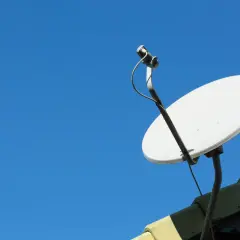 Antena satelitarna Cyfrowego Polsatu na dachu. Aplikacja do ustawienia anteny pomoże Ci złapać najlepszy sygnał.