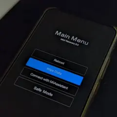 Ekran telefonu Xiaomi w trybie fastboot, menu główne MIUI Recovery 5.0 z zaznaczonym "Wipe Data".