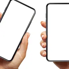 Dwie dłonie trzymające telefony Samsung. Dowiedz się, jak ustawić zdjęcie kontaktu Samsung, aby personalizować rozmowy.