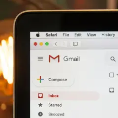 Ekran komputera z otwartą pocztą Gmail. Czy można zmienić nazwę Gmail? Widok skrzynki odbiorczej.