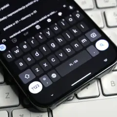 Szukasz sposobu, jak zmienić kolor klawiatury w telefonie? Na ekranie smartfona widać klawiaturę z literami i cyframi, gotową do pisania.
