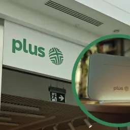 Router z logo Plus, symbolizujący szybki internet domowy.