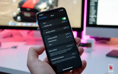 iPhone nie łączy się z Wi-Fi. Na ekranie widoczne są ustawienia sieci, lista dostępnych sieci i komunikat o automatycznym przyłączaniu.