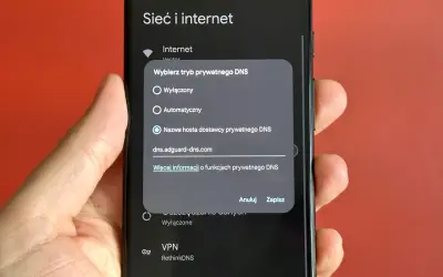 Konfiguracja prywatnego DNS na Androidzie, np. dns.adguard-dns.com, dla blokowania reklam w Chrome.