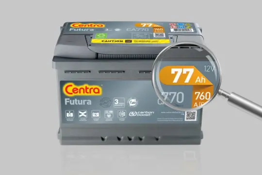 Akumulator Centra Futura 77 Ah. Powiększenie pokazuje, jak sprawdzić pojemność akumulatora, czyli 77 Ah.