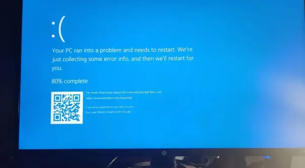 Niebieski ekran śmierci Windows z komunikatem "DRIVER POWER STATE FAILURE". Komputer zbiera informacje o błędzie.