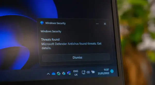 Komunikat "Windows Security" informuje o zagrożeniach. Zastanawiasz się, antimalware service executable jak wyłączyć? Kliknij "Dismiss".