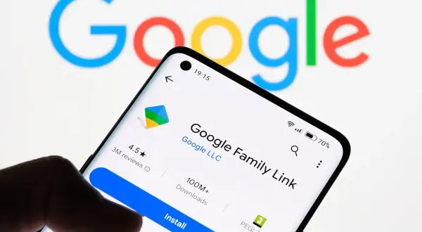 Telefon z aplikacją Google Family Link, która ułatwia kontrolę rodzicielską na Androidzie.