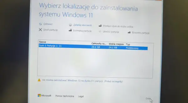 Instalator Windows 11 pokazuje komunikat "nie można zainstalować Windows 11 na dysku 0 1 partycji". Komputer nie widzi dysku do instalacji.