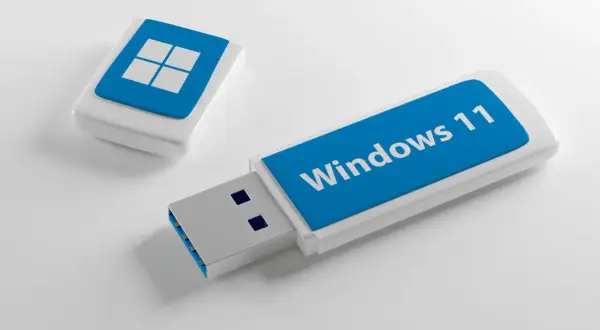 Pendrive z logo Windows 11, gotowy do instalacji systemu. Rufus pomoże Ci przygotować bootowalny nośnik.