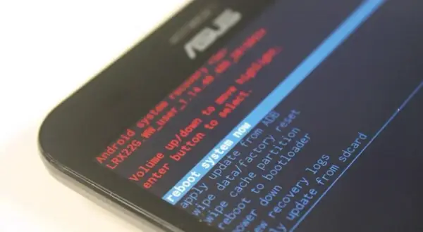 Ekran telefonu z menu recovery Android. Widoczna opcja "reboot to bootloader". Co to bootloader? To pierwszy program uruchamiany przez procesor.