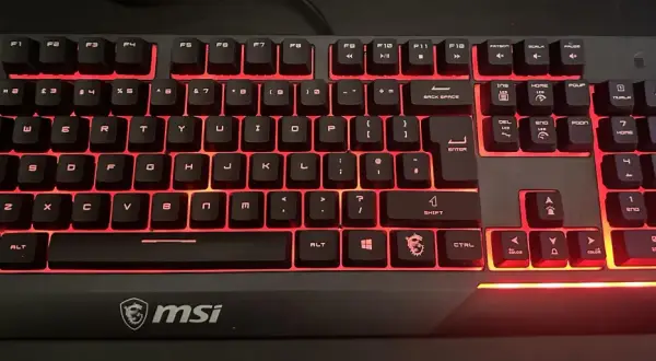 Klawiatura MSI z podświetleniem fn na klawiaturze. Czerwone światło emanuje spod klawiszy, tworząc futurystyczny wygląd.