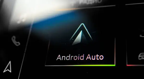 Ekran samochodu z logo Android Auto, gotowy na aktualizację.