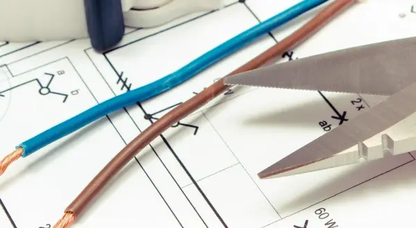 Brązowy kabel to plus czy minus? Odkryj prawdę o instalacjach elektrycznych