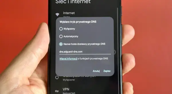 Konfiguracja prywatnego DNS na Androidzie, np. dns.adguard-dns.com, dla blokowania reklam w Chrome.