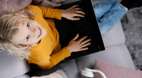 Jakie laptopy dla 4 klasistów są najlepsze do nauki i zabawy?