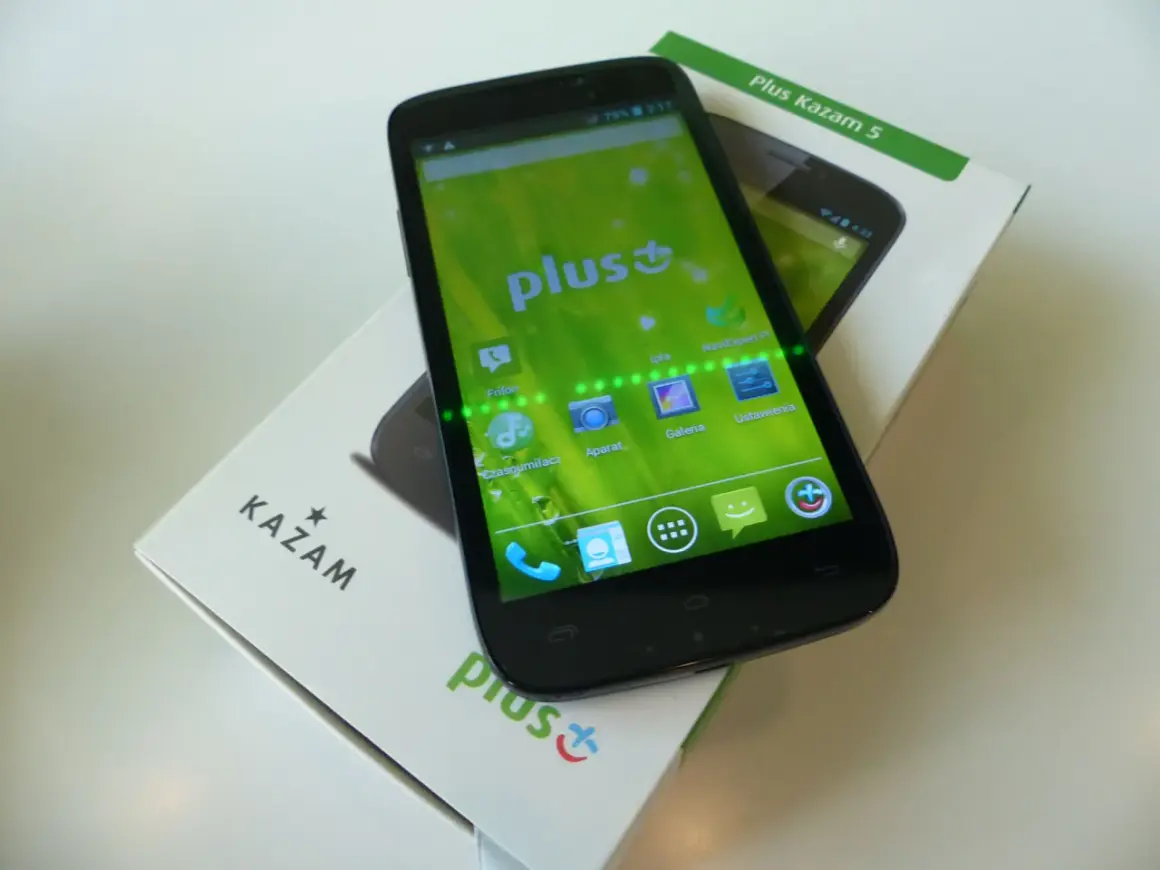 Smartfon Kazam 5 z zielonym ekranem, na którym widać ikonę "Czasoumilacz Plus".