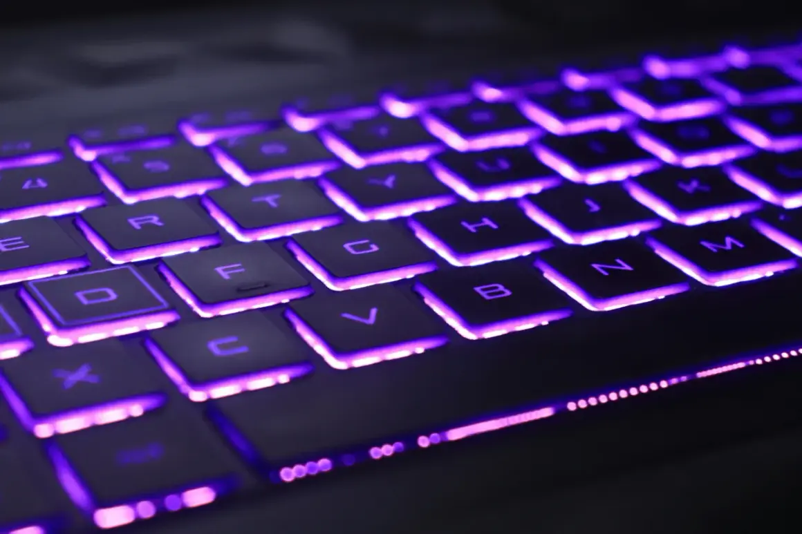 Klawiatura Lenovo z fioletowym podświetleniem. Dowiedz się, jak włączyć podświetlaną klawiaturę Lenovo, aby grać lub pracować w ciemności.
