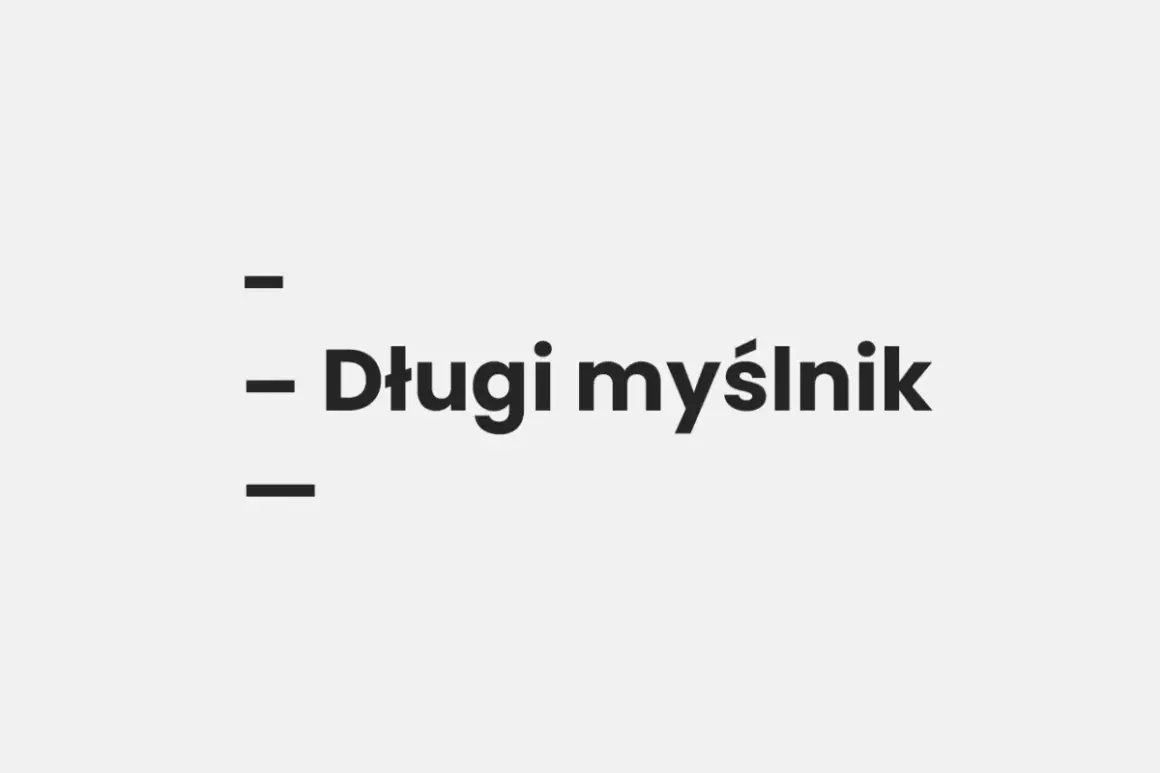 Trzy poziome kreski, z których środkowa jest dłuższa i tworzy napis "Długi myślnik".