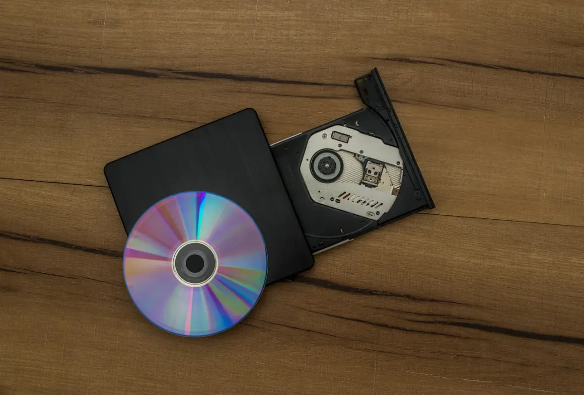 Zewnętrzny napęd CD i płyta czekają, byś dowiedział się, jak odtworzyć płytę CD na laptopie.