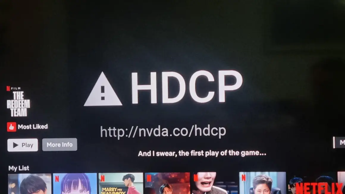 Ekran Netflix z napisem "HDCP co to znaczy" i adresem http://nvda.co/hdcp. Poniżej przyciski "Play" i "More Info".