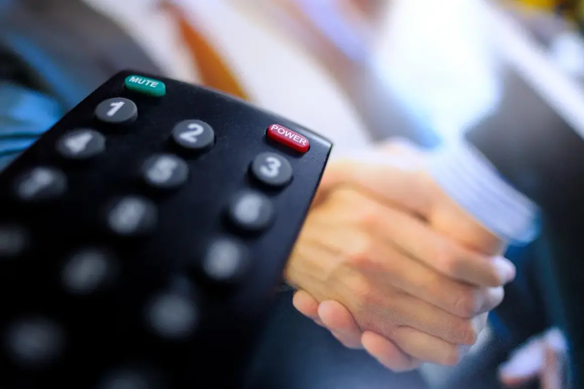 Pilot do telewizora Samsung. Jak wyłączyć lektora dla niewidomych w telewizorze Samsung? Zobacz przycisk MUTE.