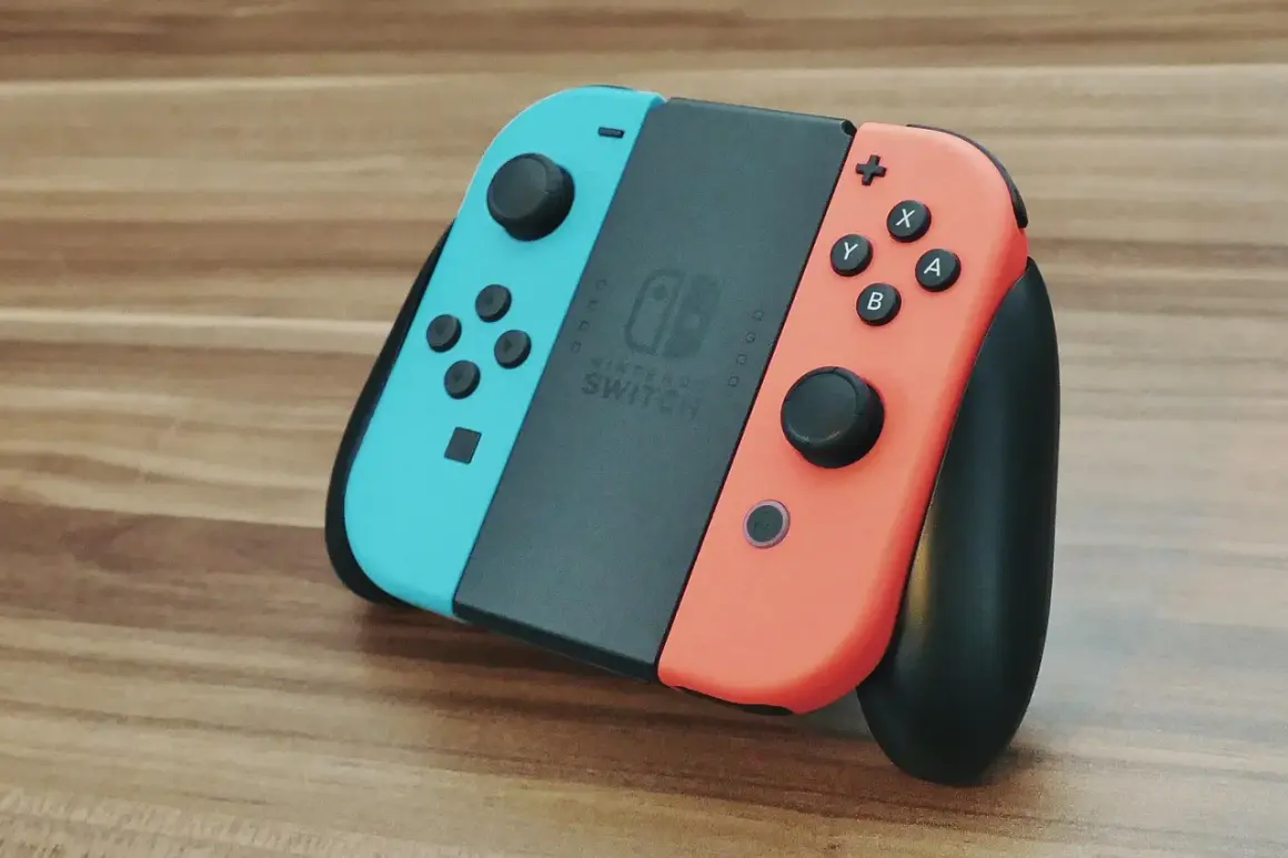 Joy-Cony do Nintendo Switch, niebieski i czerwony, leżą obok siebie. Dowiedz się, jak podłączyć pada do Nintendo Switch.