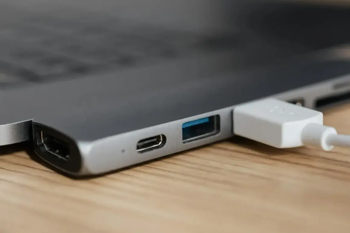 Hub USB-C z portem HDMI i USB-A. Choć nie można naładować laptopa przez HDMI, ten hub oferuje wiele możliwości podłączenia.