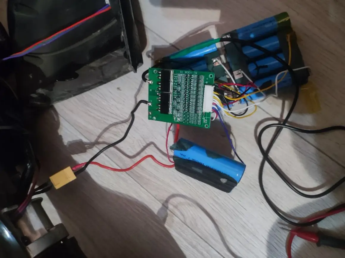 Zestaw ogniw tworzy baterię do deskorolki elektrycznej, podłączoną do płytki BMS.