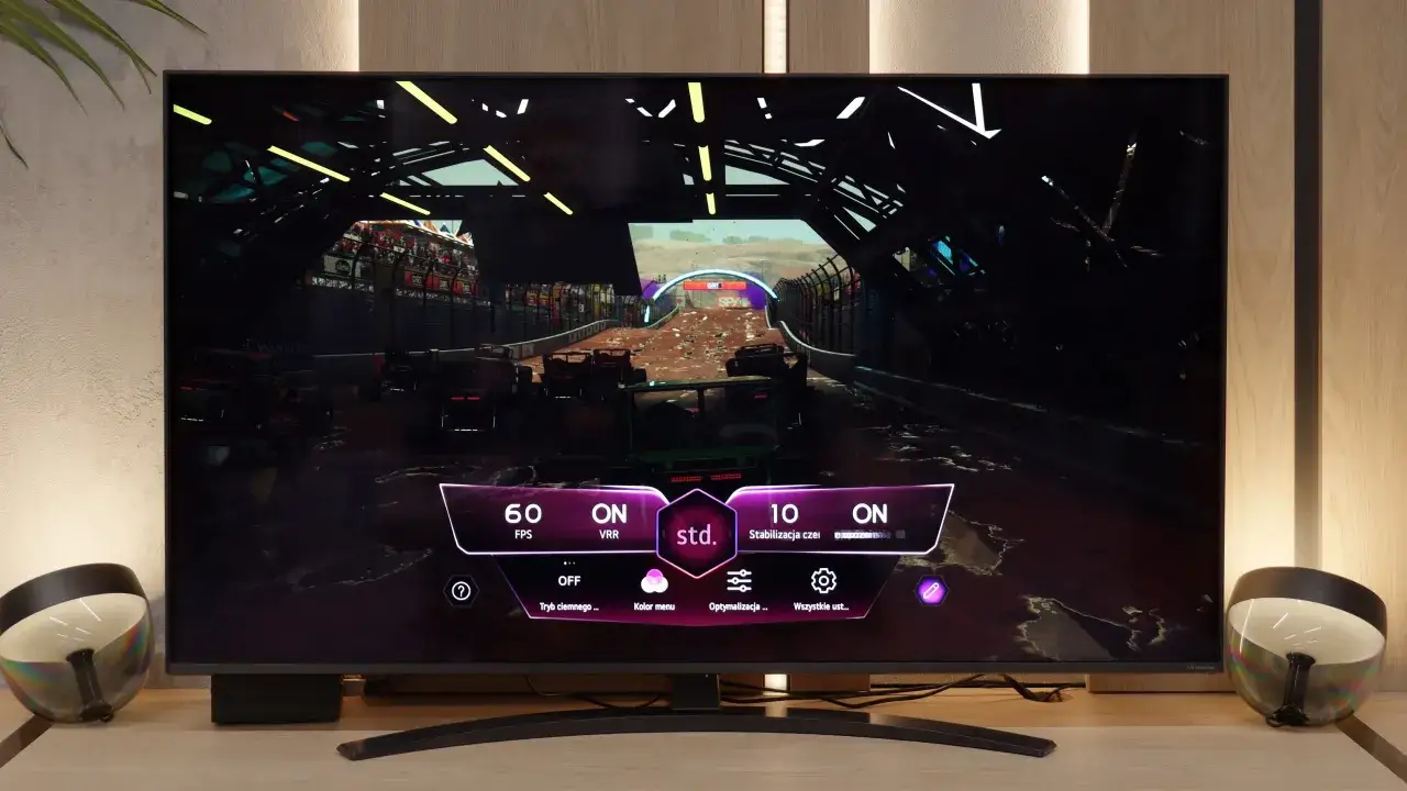 Telewizor LG NanoCell wyświetla grę wyścigową z menu ustawień. Sprawdź, co to nanocell i jak poprawia obraz.