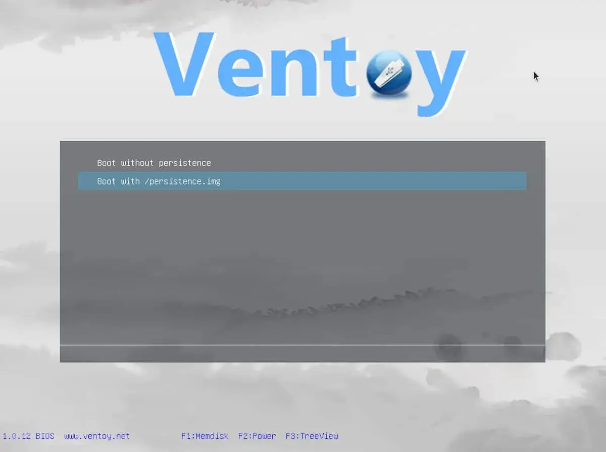 Ventoy boot menu. Wybierz opcję uruchomienia systemu Linux na pendrive: bez lub z persistence.img.