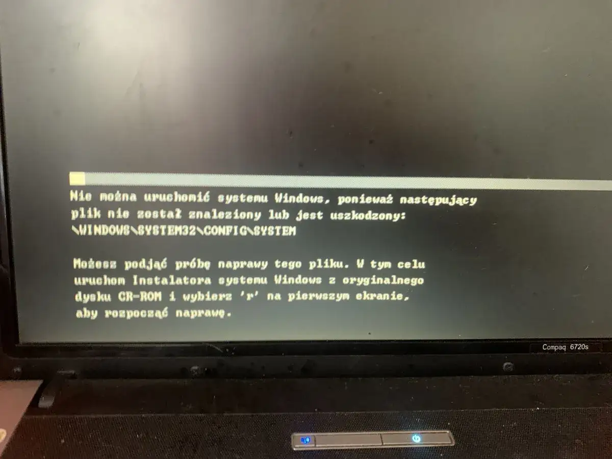Ekran laptopa z komunikatem o błędzie systemu Windows i ścieżką do uszkodzonego pliku.