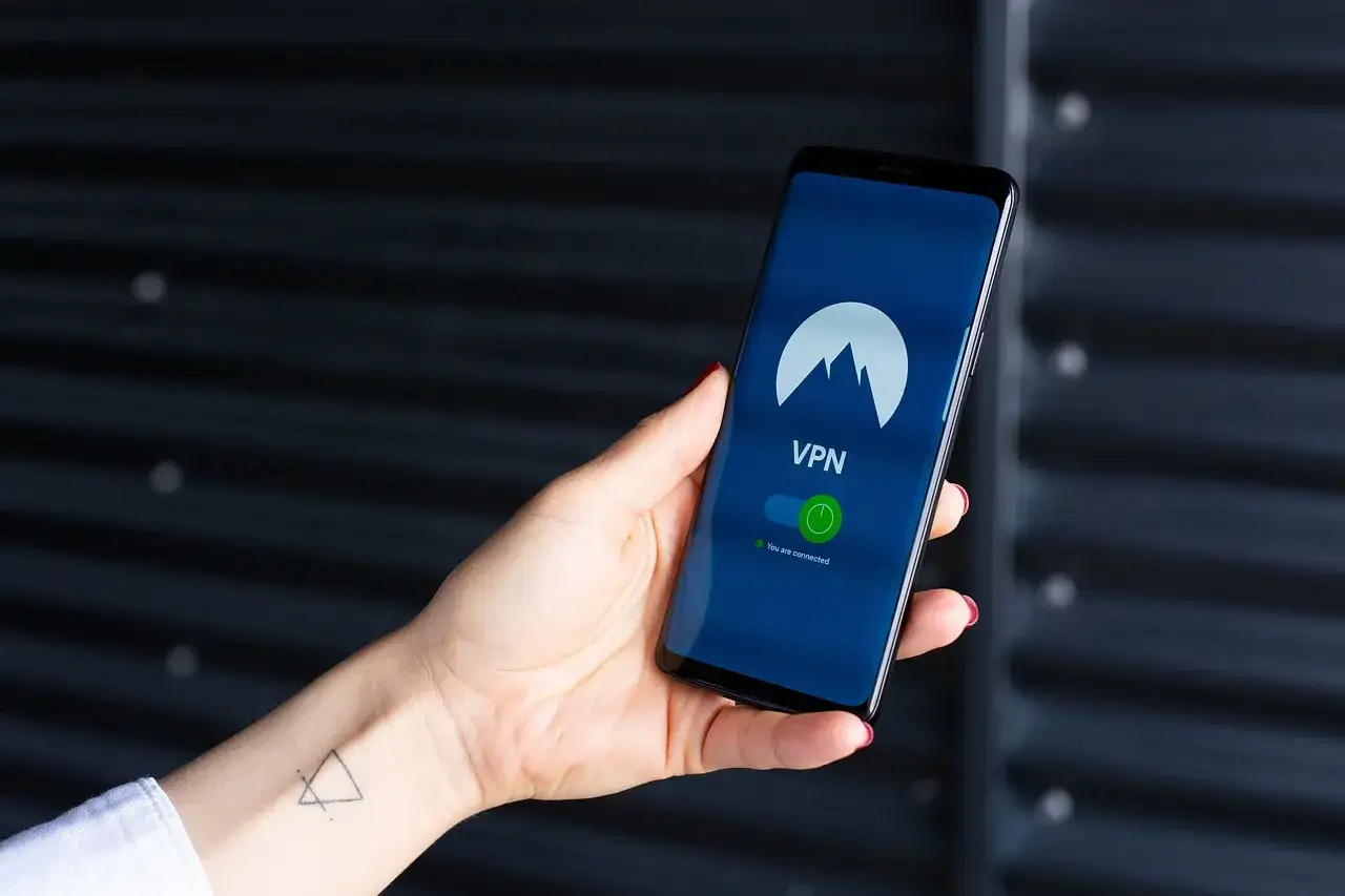 Dłoń trzyma smartfon z włączonym VPN, zapewniając ochronę przed wirusami na Androidzie.