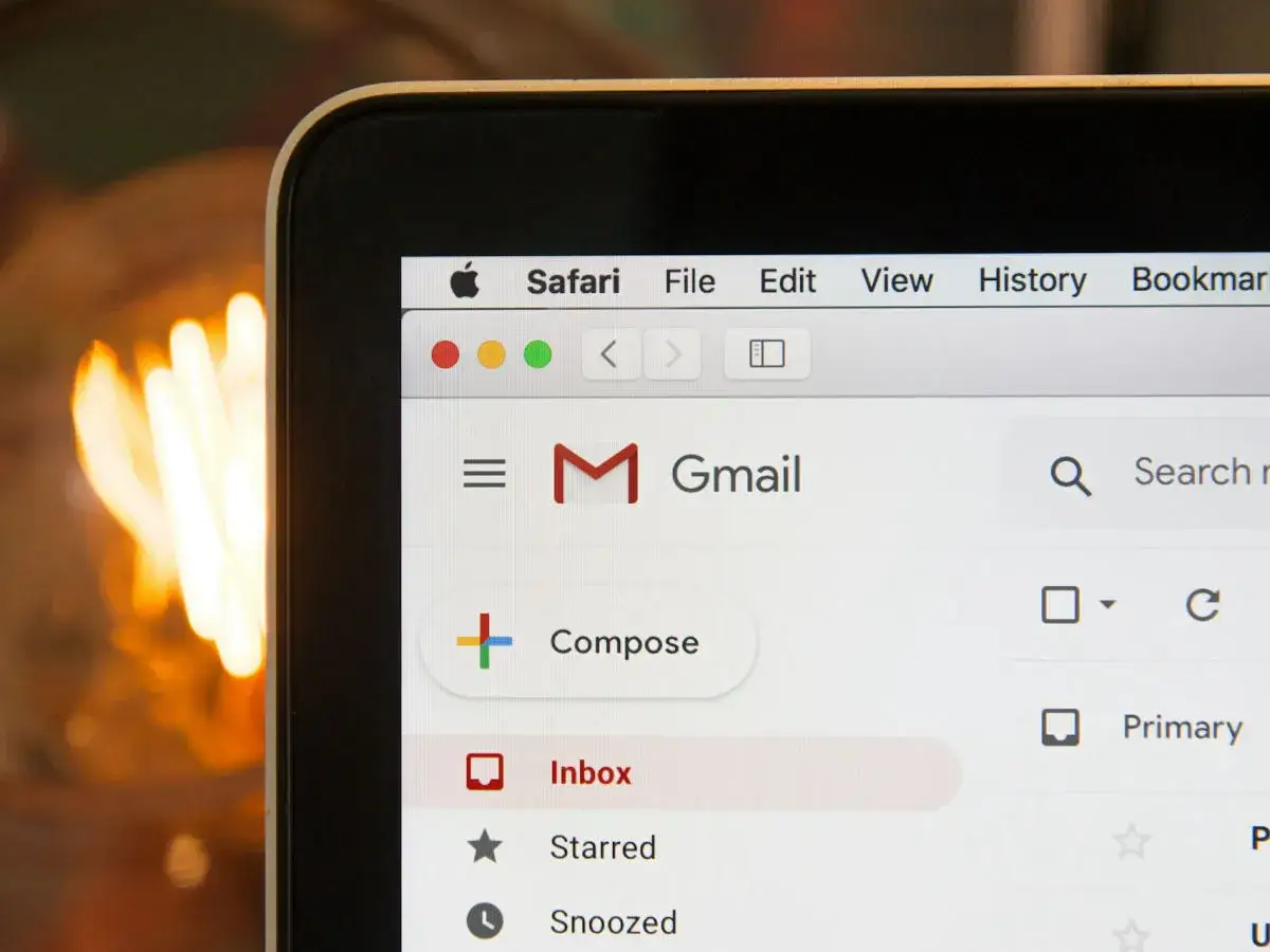 Ekran komputera z otwartą pocztą Gmail. Czy można zmienić nazwę Gmail? Widok skrzynki odbiorczej.